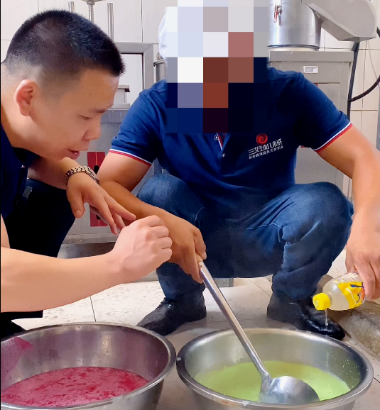 老鐵學習豆腐機做豆腐