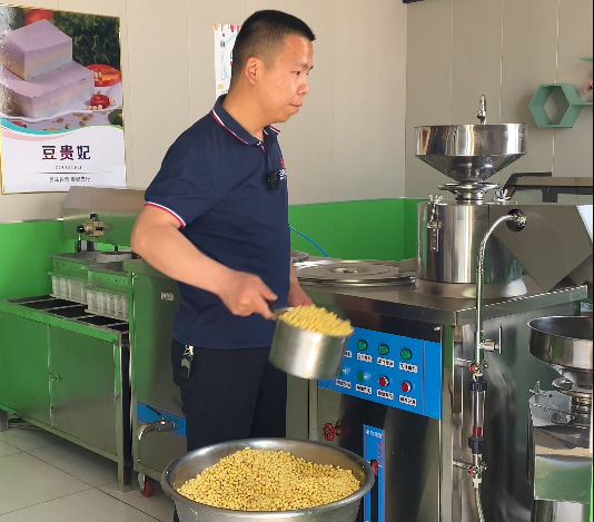 老鐵轉行用豆腐機做豆腐